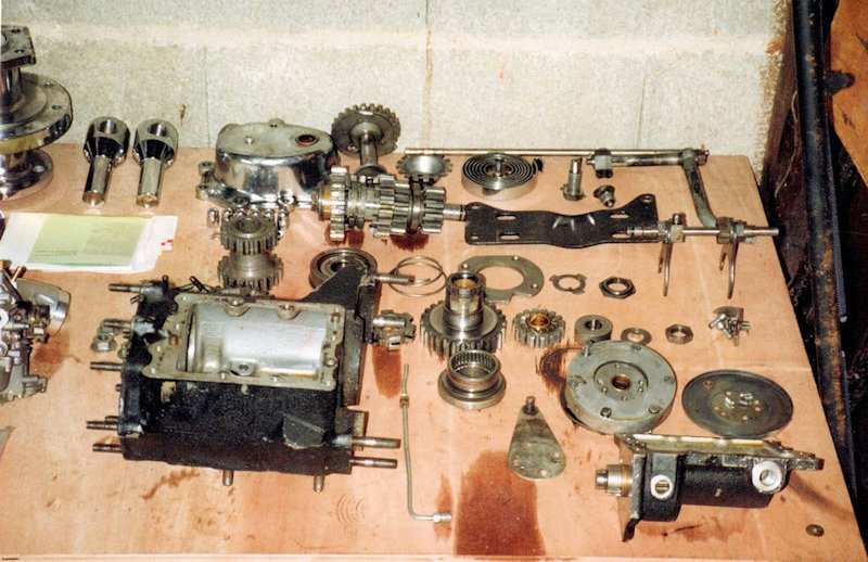 On aperçoit, en haut à gauche, le moyeu de roue AR.